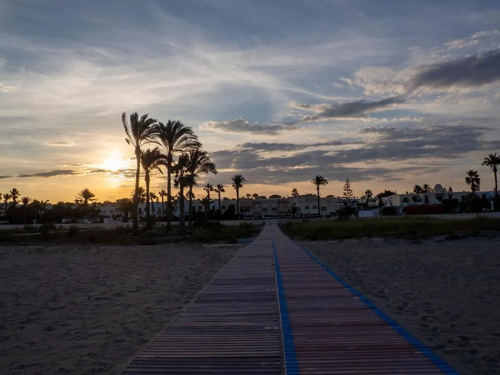 Jardin Privado # Netflix # Playa A 8Min # Wifi # Familia # Apartamento Vera