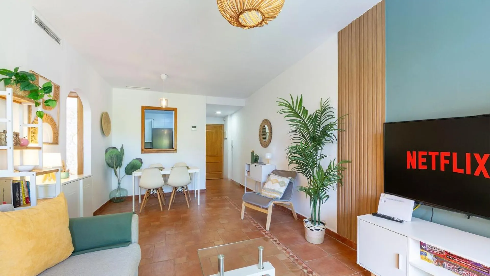 Jardin Privado # Netflix # Playa A 8Min # Wifi # Familia # Apartamento Vera 0*,  Spain